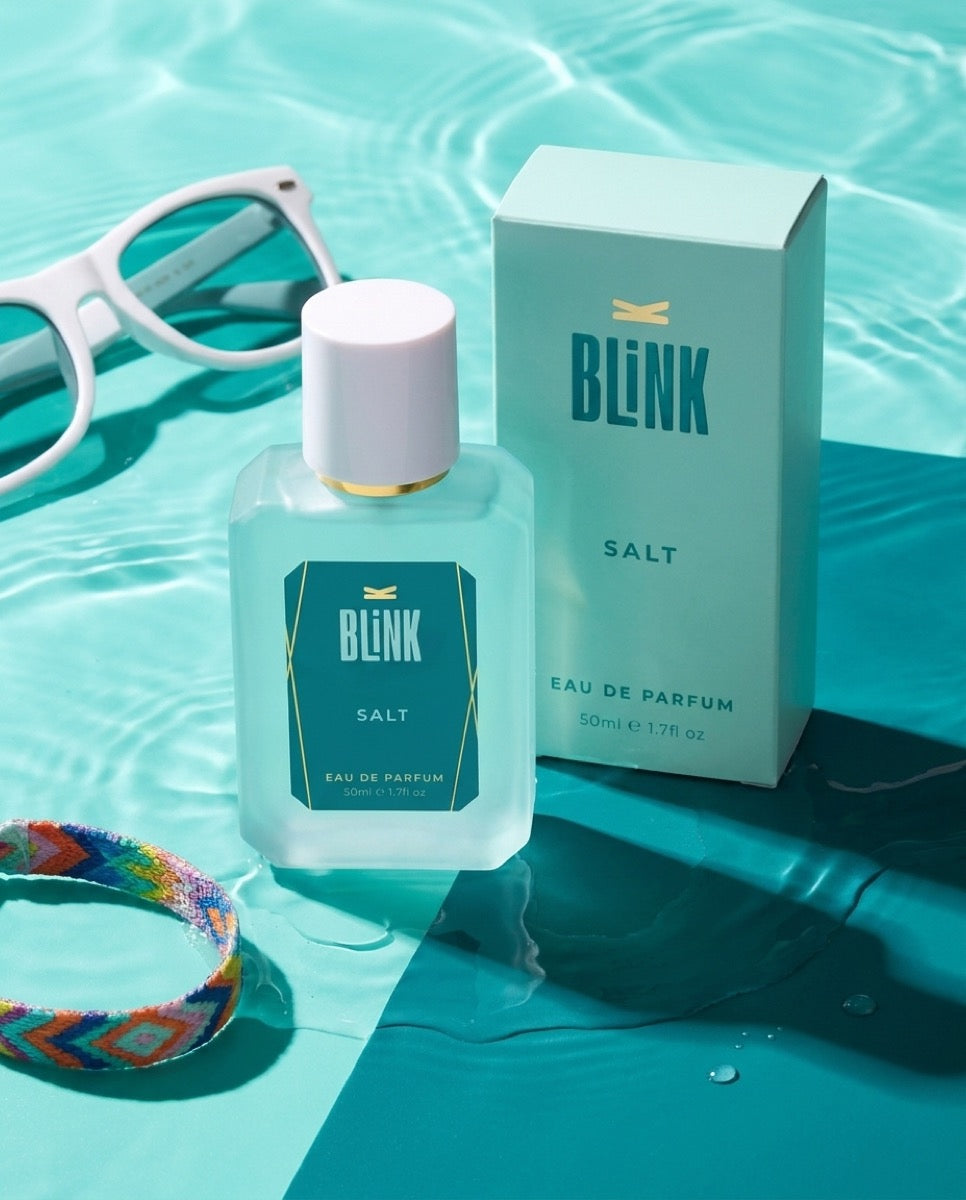 Sticla BLINK Salt și cutia ei, pe fundal colorat
