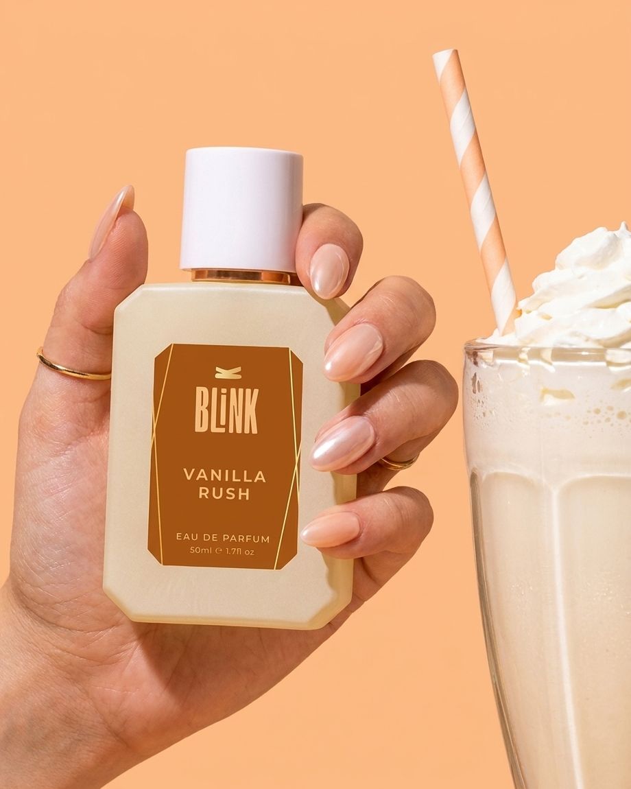 Sticla BLINK VANILLA RUSH ținută în mână
